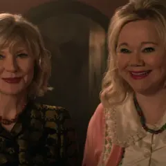 Uśmiechnięte twarze aktorek z "Chilling Adventures of Sabrina obsada". Jedna w żakiecie w słonie, druga w różowym kardiganie.