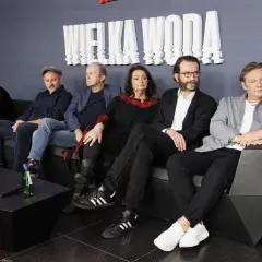 Wielka woda obsada siedzi na kanapie. W tle biały napis "WIELKA WODA".
