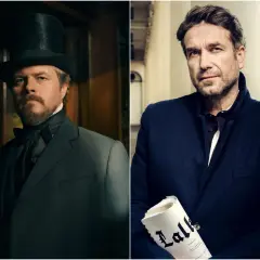 Obsada serialu "Lalka": aktorzy w strojach z epoki i współczesnym płaszczu, jeden trzyma gazetę z tytułem "Lalka".