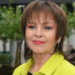 Uśmiechnięta Izabela Trojanowska w limonkowym żakiecie. Wiele osób zastanawia się, ile lat ma Izabela Trojanowska, a ona wciąż zachwyca!