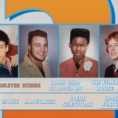 Młode twarze z obsady "Jeszcze większe dzieci" na menu DVD: Adam Sandler, Kevin James, Chris Rock i David Spade.