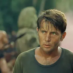 Martin Sheen w "Czas apokalipsy" obsada. Zmęczony żołnierz w dżungli, w tle inni żołnierze.