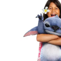 Uśmiechnięta dziewczynka z kwiatkiem we włosach tuli niebieskiego Stitcha. To Lilo i Stich obsada w najlepszym wydaniu!
