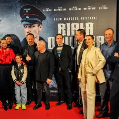 Biała odwaga obsada na premierze filmu. Grupa aktorów i twórców pozuje na czerwonym dywanie.