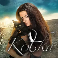 Kobieta z czarnym kotem na tle postapokaliptycznego miasta. To kluczowa scena z telenoweli "Kotka", gdzie obsada zmaga się z trudami życia.