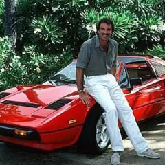 Magnum detektyw z hawajów obsada: Tom Selleck w czerwonym Ferrari, gotowy na kolejną przygodę.