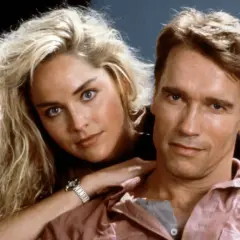 Sharon Stone i Arnold Schwarzenegger, gwiazdy filmu "Pamięć absolutna", w zbliżeniu.
