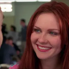 Mary Jane Watson, część obsady Niesamowitego Spider-Mana, uśmiecha się ciepło.