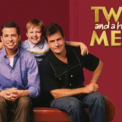 Charlie, Alan i Jake z serialu "Dwóch i pół" siedzą razem, uśmiechnięci.