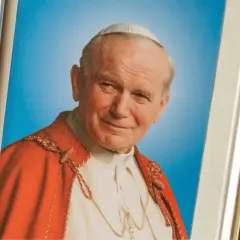 Portret Papieża Jana Pawła II w ozdobnej ramie. Kto zagrał papieża Jana Pawła II w filmie?