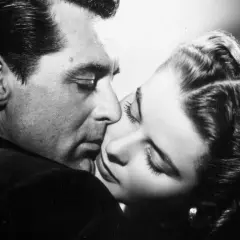 Intymny pocałunek Cary'ego Granta i Ingrid Bergman. Czy aktorzy w filmach naprawde się całują? Ta scena sugeruje, że tak.