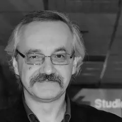 Portret mężczyzny w okularach, z wąsami. Pamiętamy go jako jednego z bohaterów, kto nie żyje z serialu Ranczo.