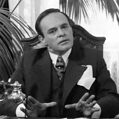 Wojciech Pszoniak jako Nikodem Dyzma w "Karierze Nikodema Dyzmy". Jego obsada to klucz do sukcesu tej kultowej roli.