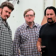 Chłopaki z baraków obsada: Ricky z papierosem, Bubbles w okularach i Julian z drinkiem.