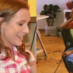 Sanah w różowej sukience i w pomarańczowej bluzce z mikrofonem w pokoju.