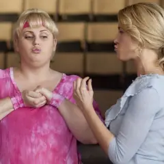 Pitch Perfect obsada: Rebel Wilson i Anna Kendrick ćwiczą wokalne miny.