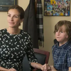 Julia Roberts i Noah Jupe jako cudowny chłopak obsada, siedzą obok siebie, trzymając się za ręce.