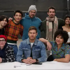 The Umbrella Academy obsada: Elliot Page, Aidan Gallagher, Tom Hopper, David Castañeda, Emmy Raver-Lampman, Robert Sheehan, Ritu Arya, Colm Feore.