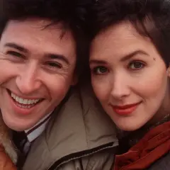 Uśmiechnięci John Cusack i Annette Bening, główni bohaterowie filmu "Przystanek Alaska", w zimowych kurtkach.