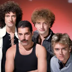 Bohemian Rhapsody obsada: Freddie Mercury, Brian May, Roger Taylor i John Deacon pozują do zdjęcia.