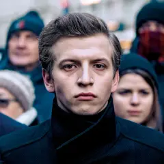 Młody mężczyzna na pierwszym planie, otoczony ludźmi. Sala samobójców obsada.