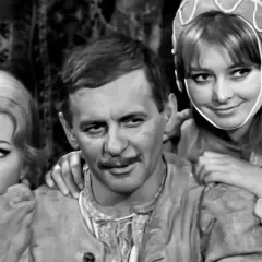 Pan Wołodyjowski obsada: Zbigniew Cybulski w otoczeniu dwóch kobiet, w scenie z filmu.