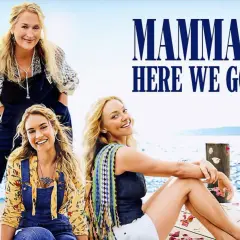 Mamma Mia! Here We Go Again obsada: Meryl Streep, Lily James i Amanda Seyfried na tle błękitnego morza.