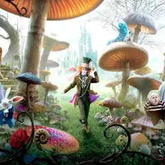 Alicja w Krainie Czarów obsada: Szalony Kapelusznik, Biały Królik, Alicja, Biała Królowa, Czerwona Królowa, Kot z Cheshire i inni w surrealistycznym świecie.