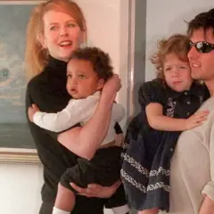 Nicole Kidman i Tom Cruise z dwójką dzieci. W tle obraz z samolotem.