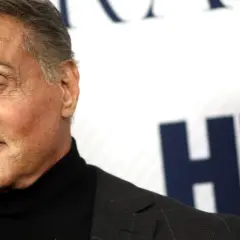 Sylvester Stallone, znany z ról twardzieli, w tym Rocky'ego. Ile lat ma Sylvester Stallone? Wiek aktora to 77 lat.