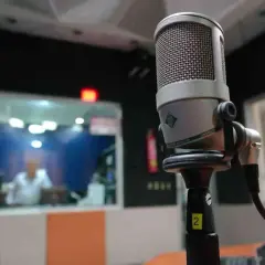 Profesjonalny mikrofon w studiu nagraniowym. Marzysz, jak zostać aktorem dubbingowym? To miejsce może być początkiem Twojej kariery.