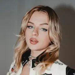Młoda kobieta z blond włosami i makijażem, w kurtce. Zastanawiasz się, ile lat ma Paulina Hornik?