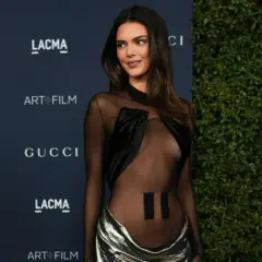 Kendall Jenner w prześwitującej kreacji na ściance LACMA. Ile lat ma Kendall Jenner?