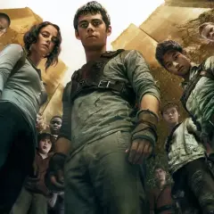 Więzień labiryntu obsada: Dylan O'Brien, Kaya Scodelario i inni młodzi bohaterowie patrzą w górę, gotowi na wyzwania.
