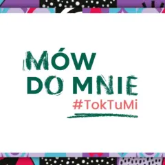 Mów do mnie, gdy widzisz hasło #TokTuMi na tle kolorowych, geometrycznych wzorów.