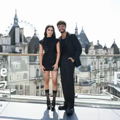 Obsada "Moja wina" w Londynie pozuje na tle miasta.