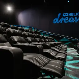 Komfortowe fotele kinowe Helios Dream. Zastanawiasz się, ile kosztuje cola w Heliosie?