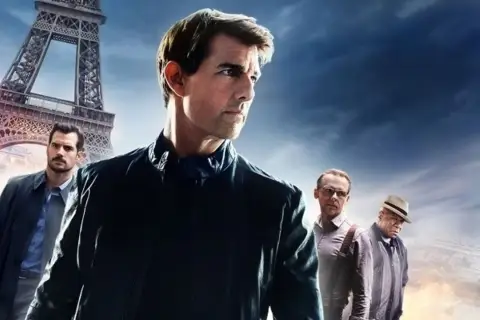 Tom Cruise i reszta obsady Mission Impossible Fallout w Paryżu, z Wieżą Eiffla w tle.