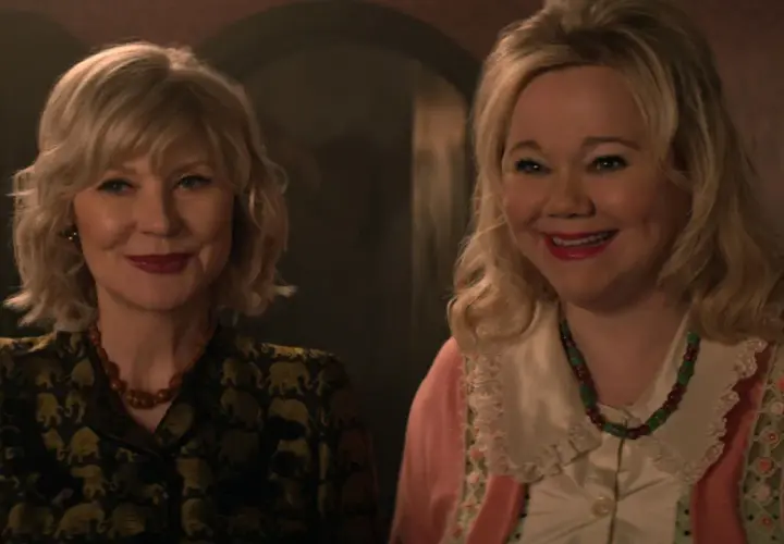 Uśmiechnięte twarze aktorek z "Chilling Adventures of Sabrina obsada". Jedna w żakiecie w słonie, druga w różowym kardiganie.