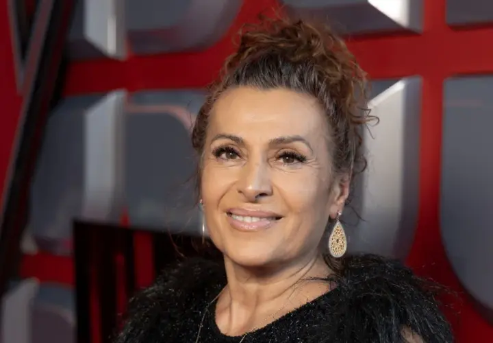 Uśmiechnięta kobieta z burzą brązowych włosów. Czy Violetta Kapsalek ma 50 lat?