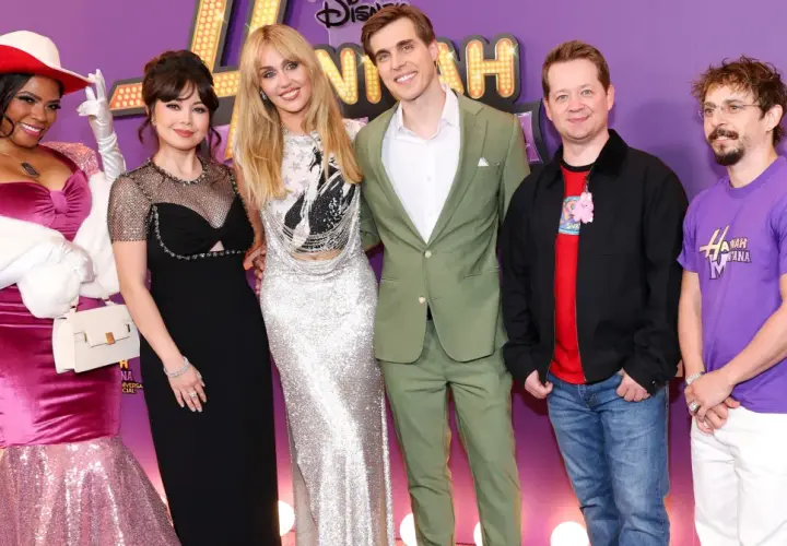 Hannah Montana obsada świętuje 20. rocznicę serialu. Gwiazdy w olśniewających strojach pozują na fioletowym dywanie.