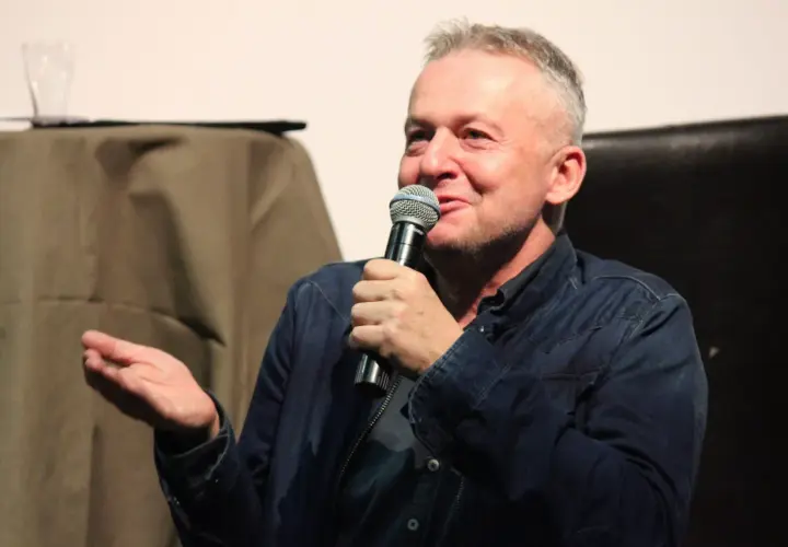 Mężczyzna z mikrofonem, opowiadający o tym, w jakich filmach grał Linda.