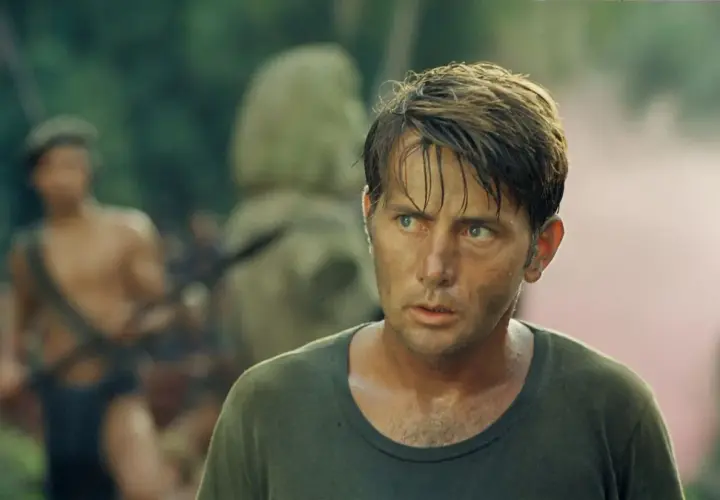 Martin Sheen w "Czas apokalipsy" obsada. Zmęczony żołnierz w dżungli, w tle inni żołnierze.