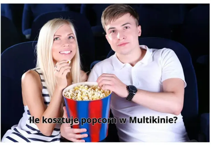 Para w kinie zajada popcorn. Zastanawiasz się, ile kosztuje duży popcorn w Multikinie?