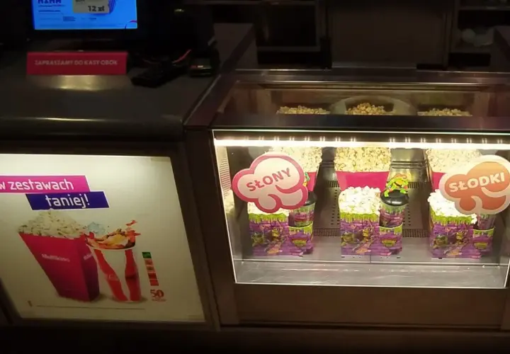 W multikinie mały popcorn kosztuje 12 zł. W zestawie z napojem taniej!