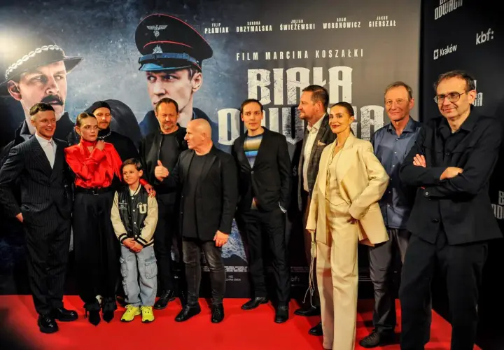 Biała odwaga obsada na premierze filmu. Grupa aktorów i twórców pozuje na czerwonym dywanie.