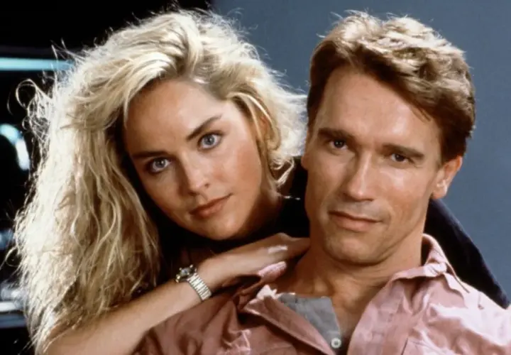Sharon Stone i Arnold Schwarzenegger, gwiazdy filmu "Pamięć absolutna", w zbliżeniu.