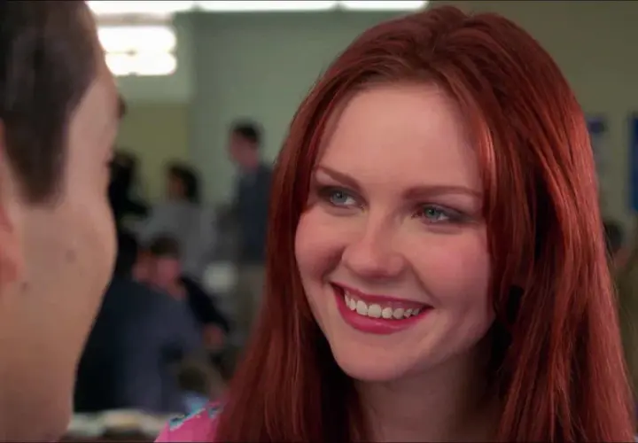 Mary Jane Watson, część obsady Niesamowitego Spider-Mana, uśmiecha się ciepło.
