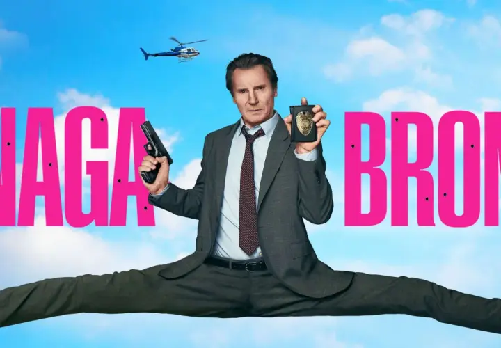 Liam Neeson w filmie "Naga broń" w akcji, z pistoletem i odznaką policyjną. W tle helikopter.