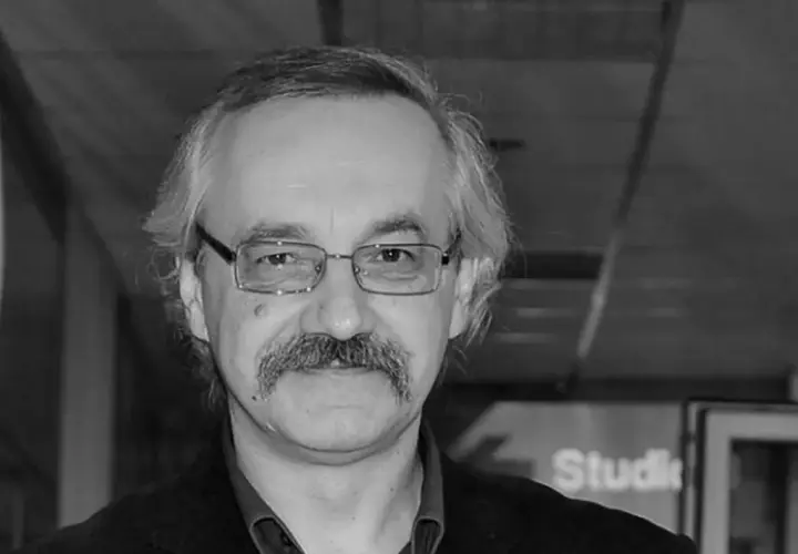 Portret mężczyzny w okularach, z wąsami. Pamiętamy go jako jednego z bohaterów, kto nie żyje z serialu Ranczo.